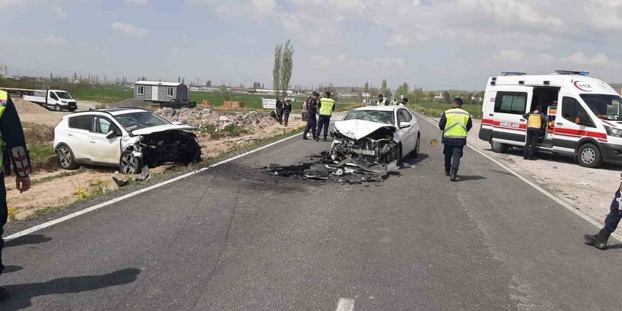 Otomobiller Kafa Kafaya Çarpıştı: 7 Yaralı