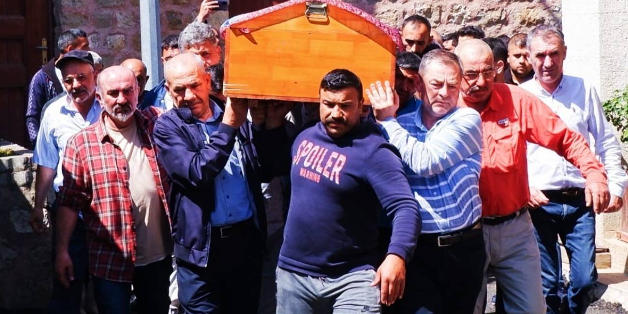 Eşi Tarafından Öldürülen Kadının Cenazesi Gözyaşlarıyla Defnedildi