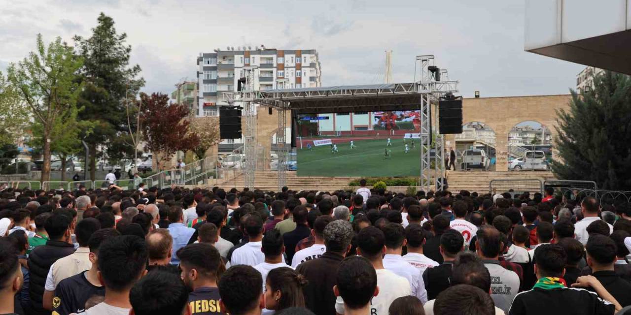 Diyarbakır’da Binlerce Taraftar Dev Ekranda Maç Keyfi Yaptı