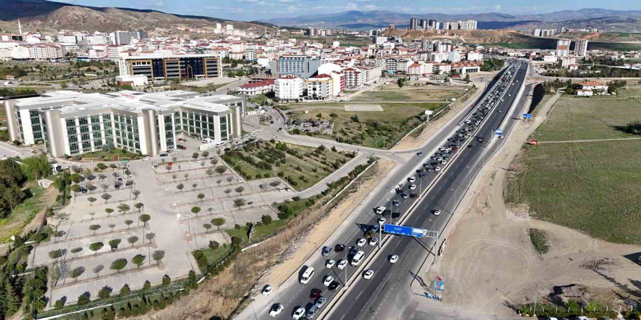 Tatilin Son Gününde 43 İlin Geçiş Güzergahındaki Trafik Yoğunluğu Havadan Görüntülendi