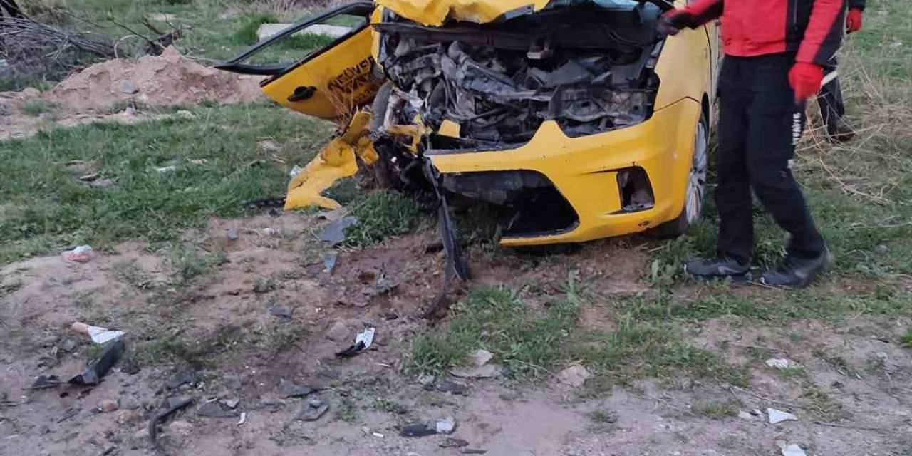 Niğde’de İki Otomobil Kafa Kafaya Çarpıştı: 1’i Ağır 4 Yaralı