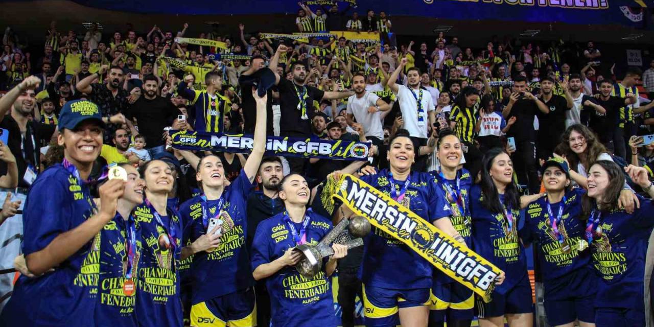 Fıba Kadınlar Euroleague’de Şampiyon Olan Fenerbahçe Kupasını Aldı