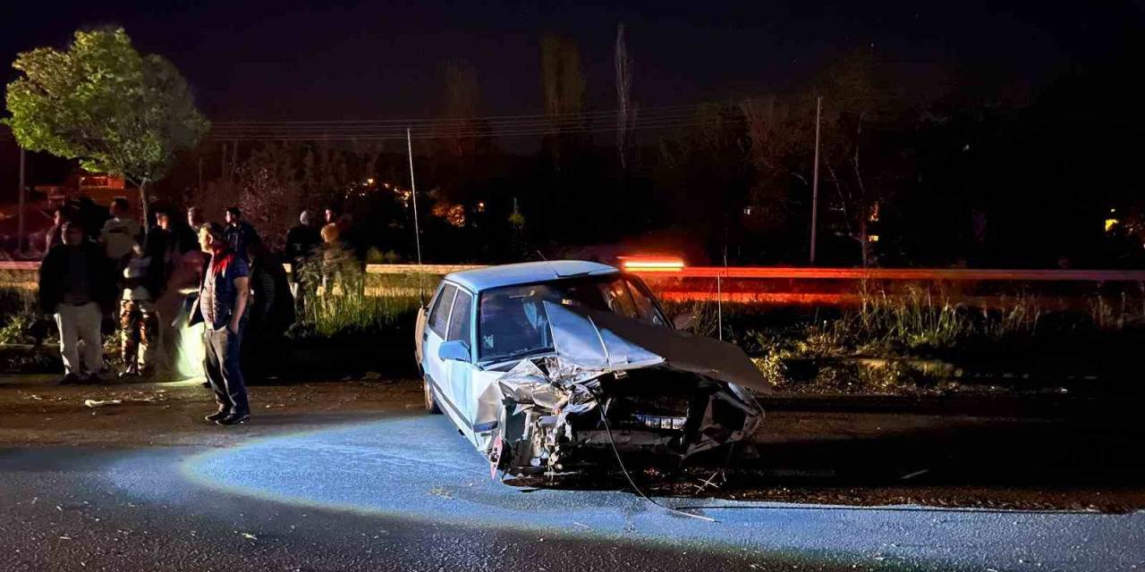 Tokat’ta Virajı Alamayan Otomobil Bariyerlere Çarptı: 2 Yaralı