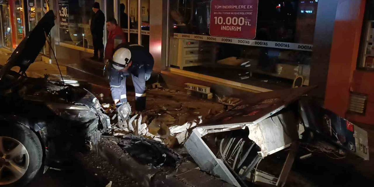 Otomobil Trafo Direğine Çarparak Devrildi: Kaza Anı Kamerada