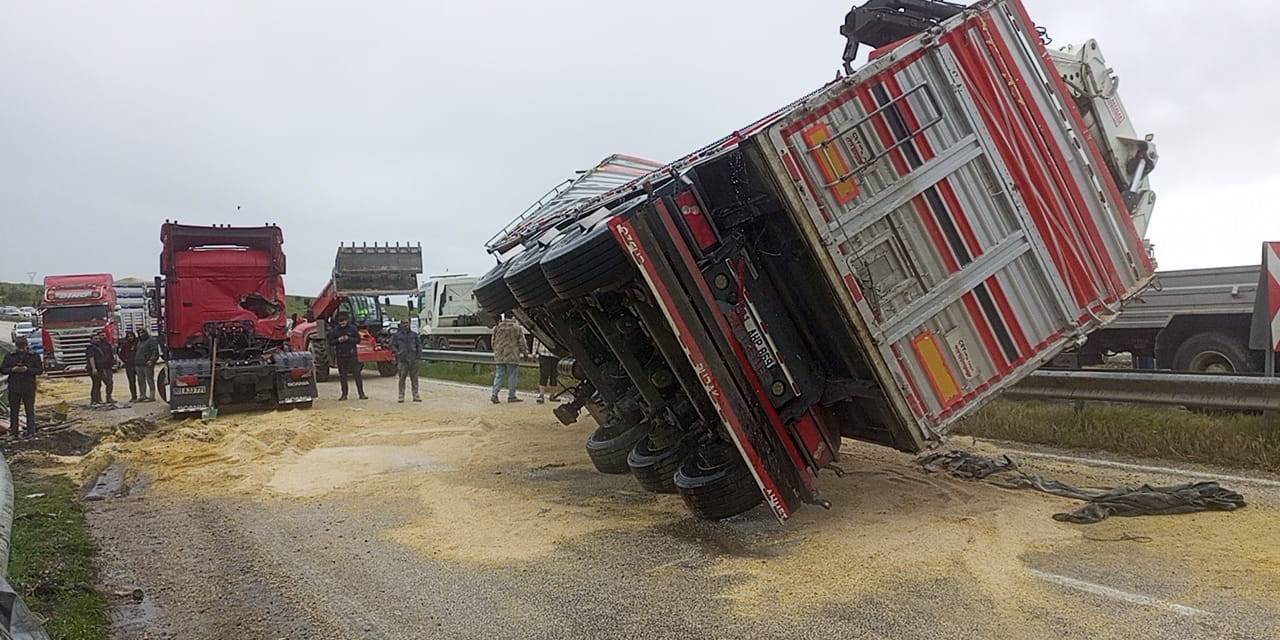 Mısır Yüklü Tır Yan Yattı