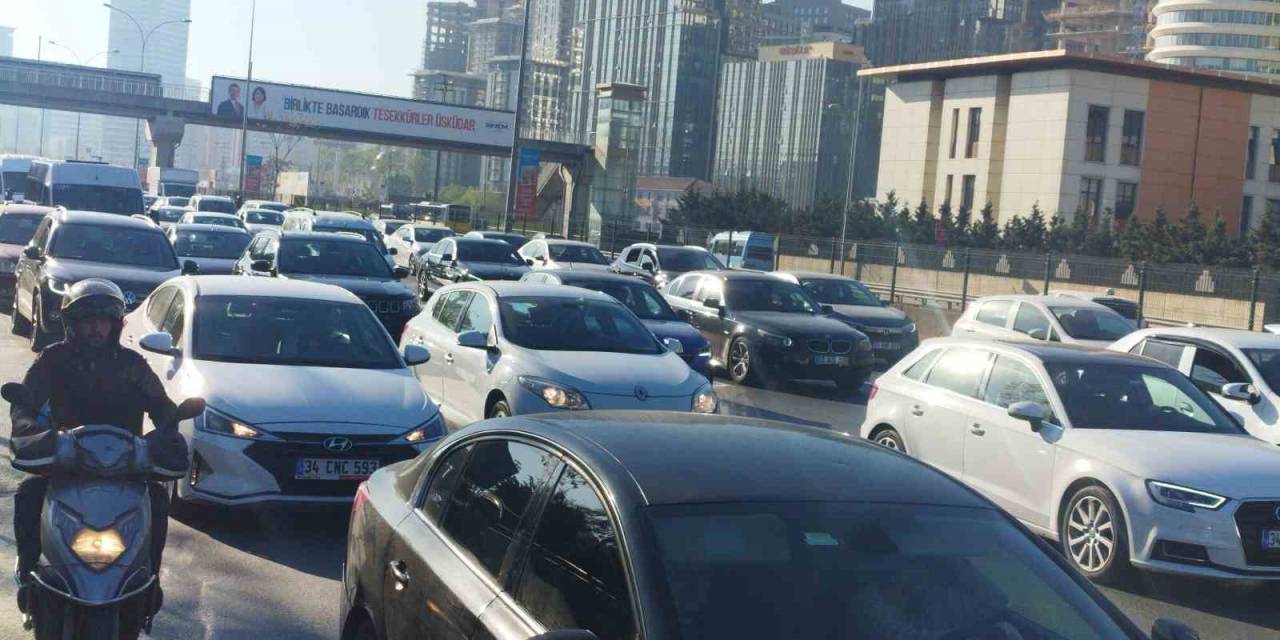 İstanbul’da Bayram Dönüşü Haftanın İlk Gününde Trafik Yüzde 60’lara Ulaştı