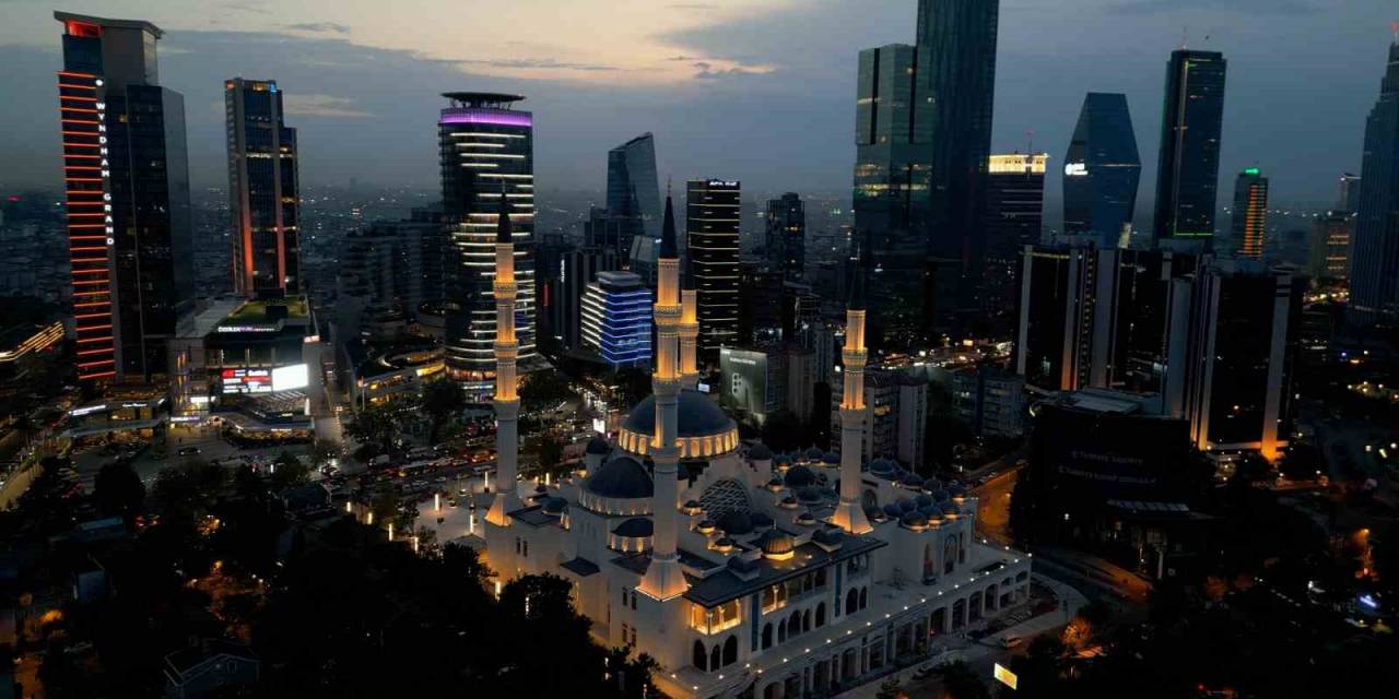 Gökdelenlerin Arasında Göz Kamaştıran Bir Camii