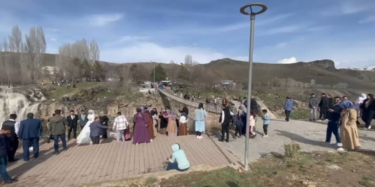 Tatili Fırsat Bilenler Muradiye Şelalesi’ne Akın Etti