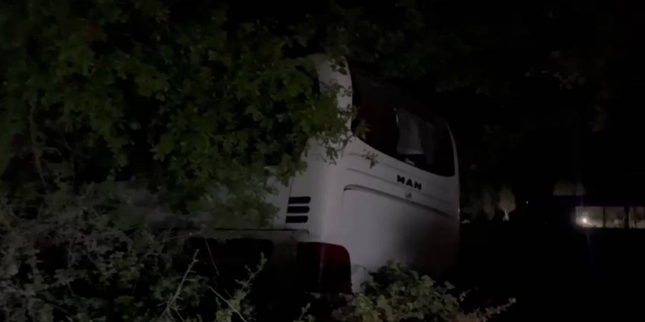 Kontrolden Çıkan Otobüs Araziye Uçtu, Sürücü Yaralandı