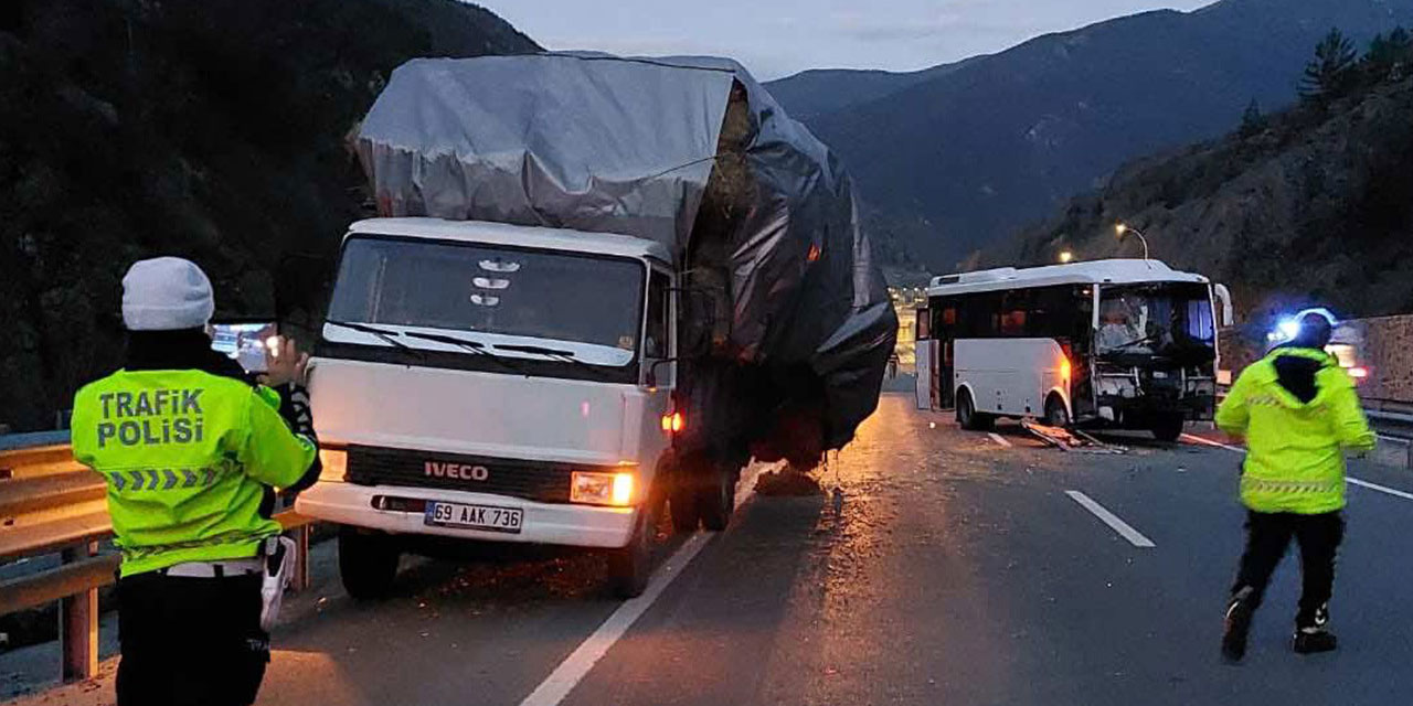 Rize plakalı tur midibüsü saman yüklü kamyonete çarptı: 2 yaralı