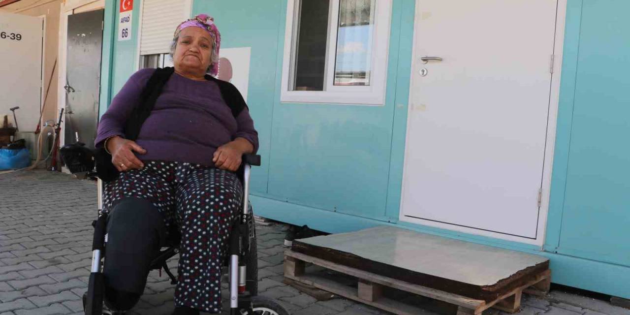 Annesini Ve Bacağını Depremde Kaybeden Kadın, Protez Bacağıyla Hayata Tutundu