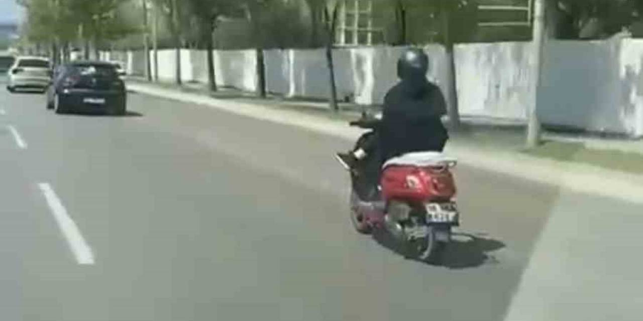 Gençlerin Motosikletle Tehlikeli Yolculuğu...