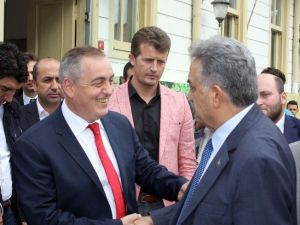 Hayati Yazıcı: “Hiç Kimseye Yazılarından Veya Konuşmalarından Dolayı Şiddet Uygulanamaz”