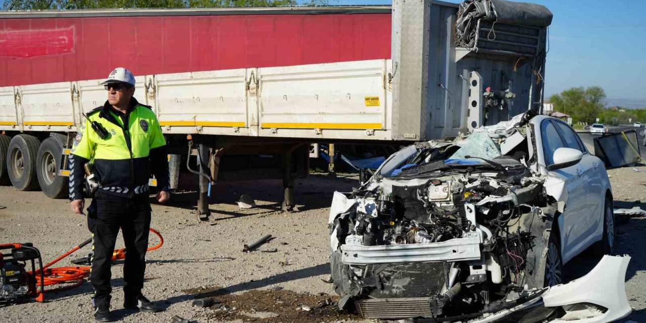 Otomobil Servis Aracı Beleyen Yayaya Ve Tır Dorsesine Çarptı: 1 Ölü, 2 Ağır Yaralı