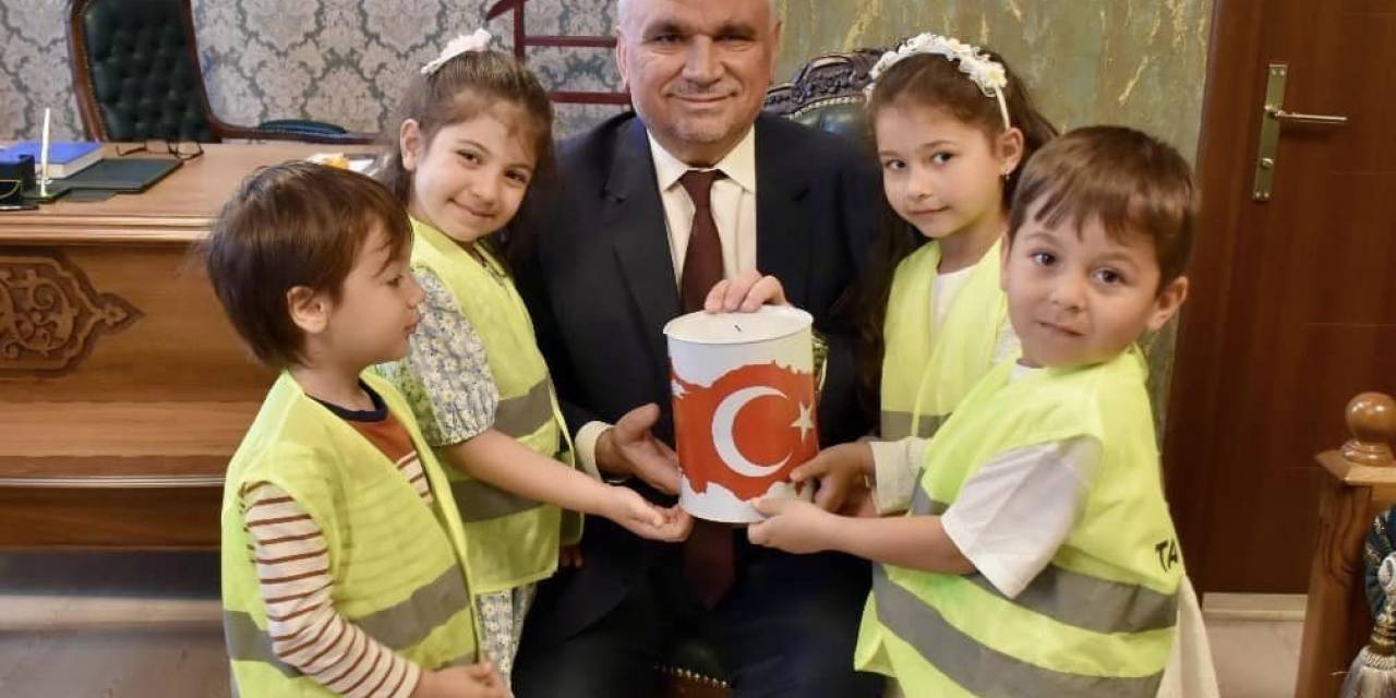 Kendileri Küçük, Yürekleri Kocaman