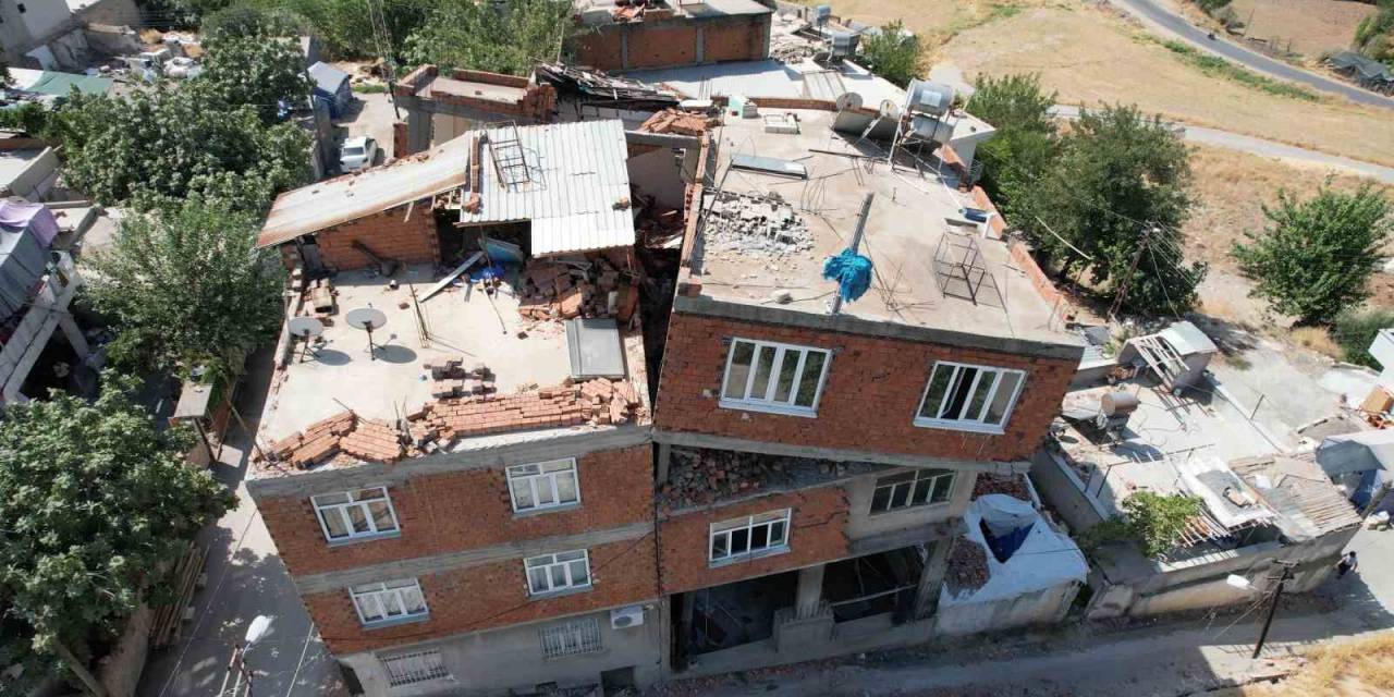 Ekseni Kayan Bina Yıkıldı