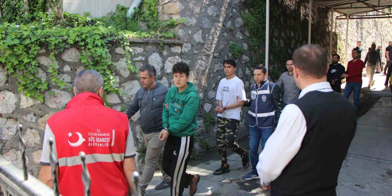 Amasya’da İl Göç İdaresi Binasından Kaçan 25 Kaçak Göçmenden 24’ü Yakalandı, Bakanlık Soruşturma Başlattı