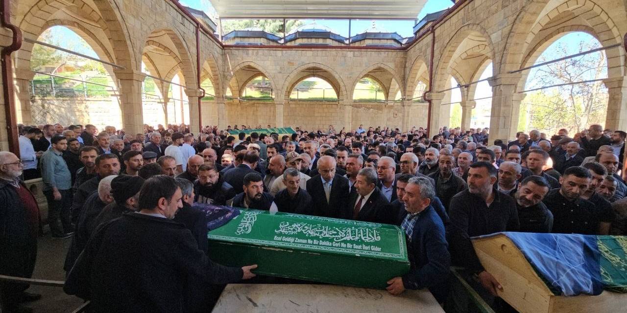 Kaza Kurbanı 3 Kişi Gözyaşları Arasında Defnedildi