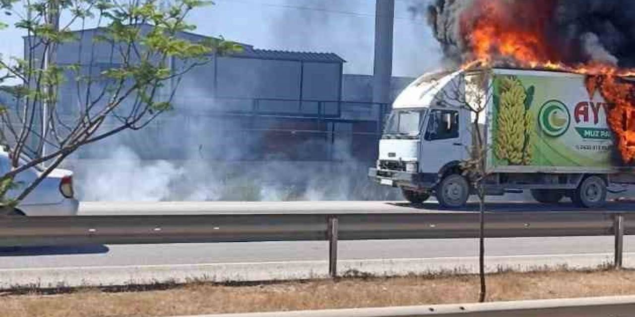 Hareket Halindeki Kamyonetin Kasası Yandı