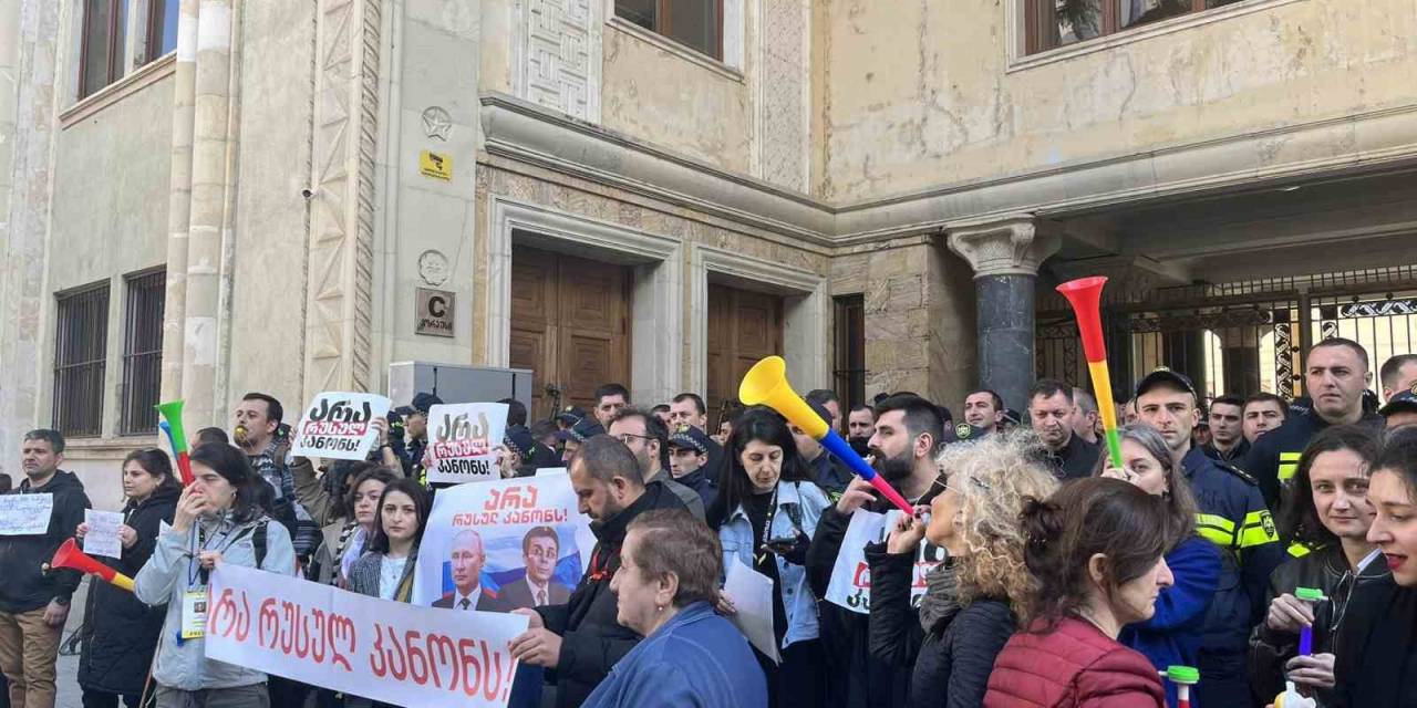 Gürcistan’da Parlamento Önünde Tartışmalı Yasa Tasarısı Protesto Edildi