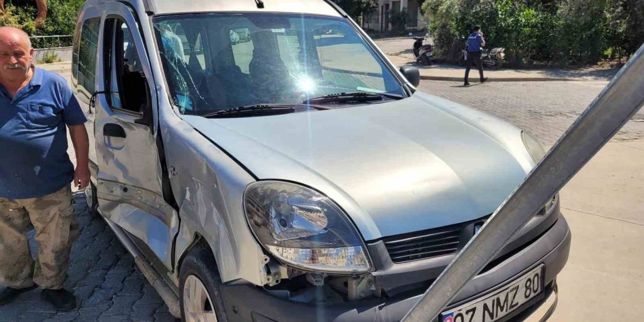 Kamyonet İle Hafif Ticari Araç Çarpıştı: 2 Yaralı