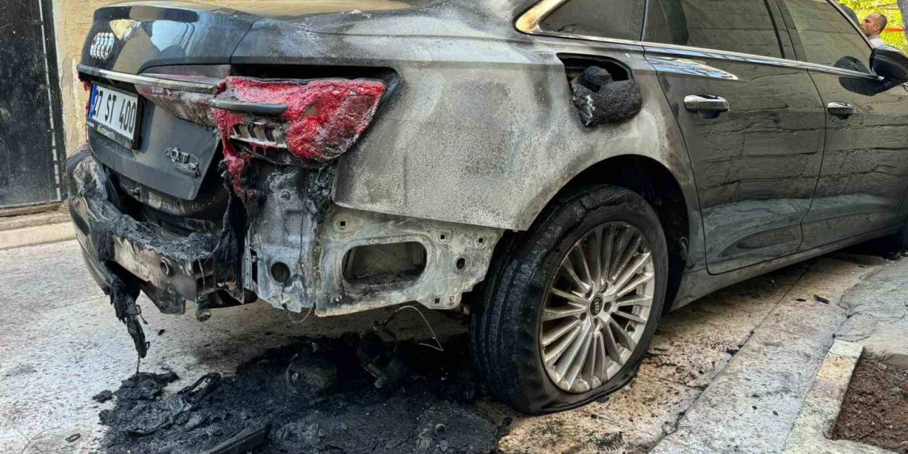 Güvenlik Kamerasının Kablosunu Kesip Aracı Kundakladılar