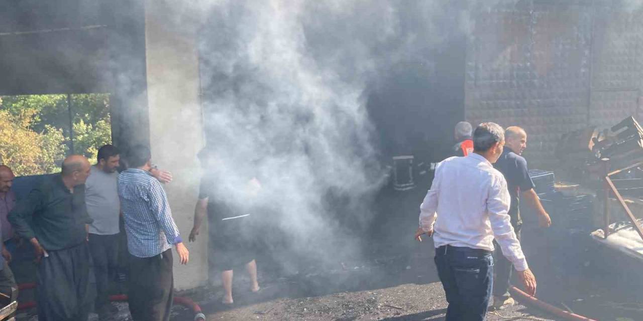 Mersin’de Depo Yangını Söndürüldü