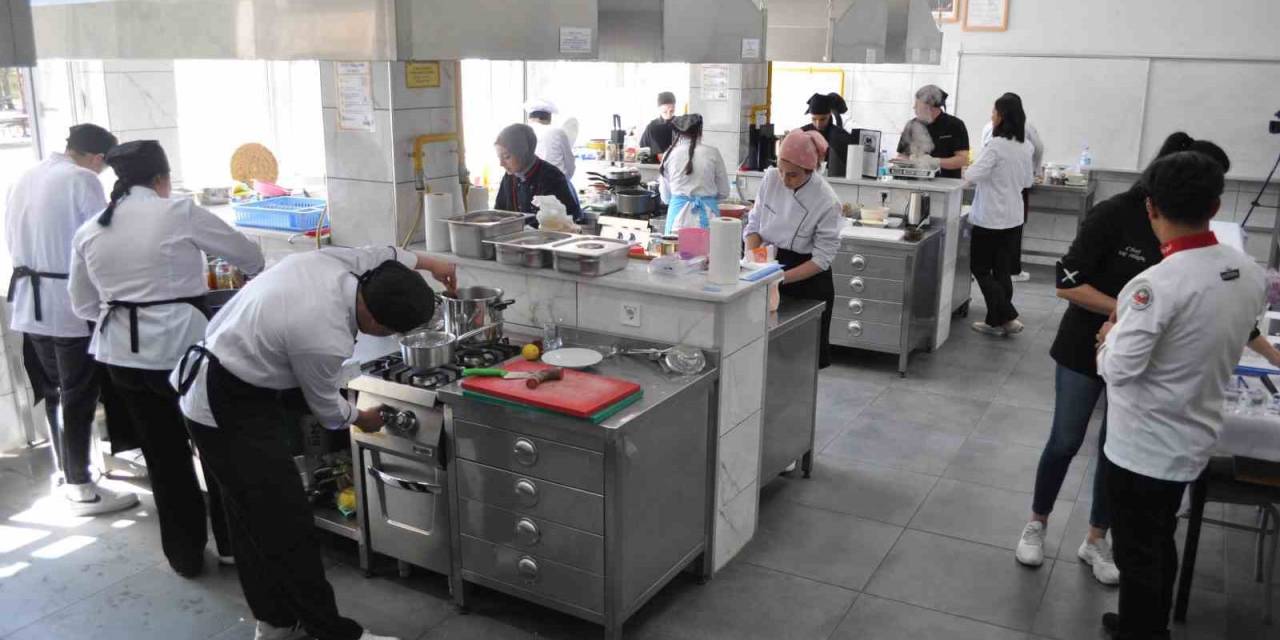 Gastronomi Yarışması İçin Yemek Hazırlayan Öğrenciler Jüri Üyelerine Lezzet Şöleni Yaşattı