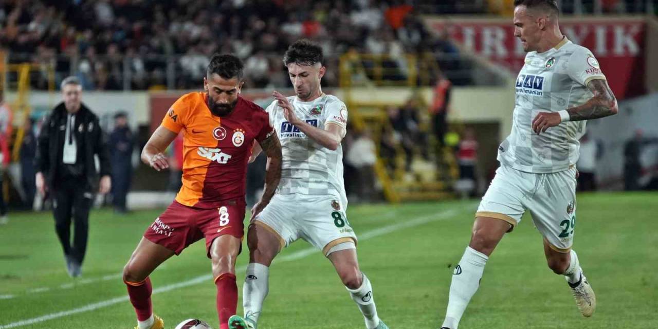 Trendyol Süper Lig: Alanyaspor: 0 - Galatasaray: 0  (İlk Yarı)