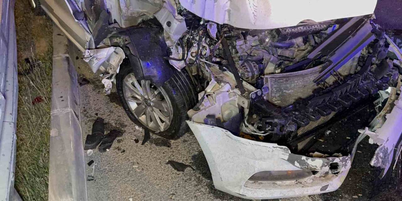 Anadolu Otoyolu’nda Sahne Sistemleri Taşıyan Pikapa Otomobil Çarptı: 2 Yaralı