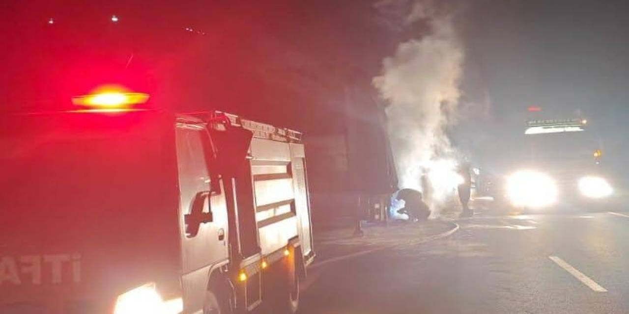 Seyir Halindeki Tır Alev Aldı