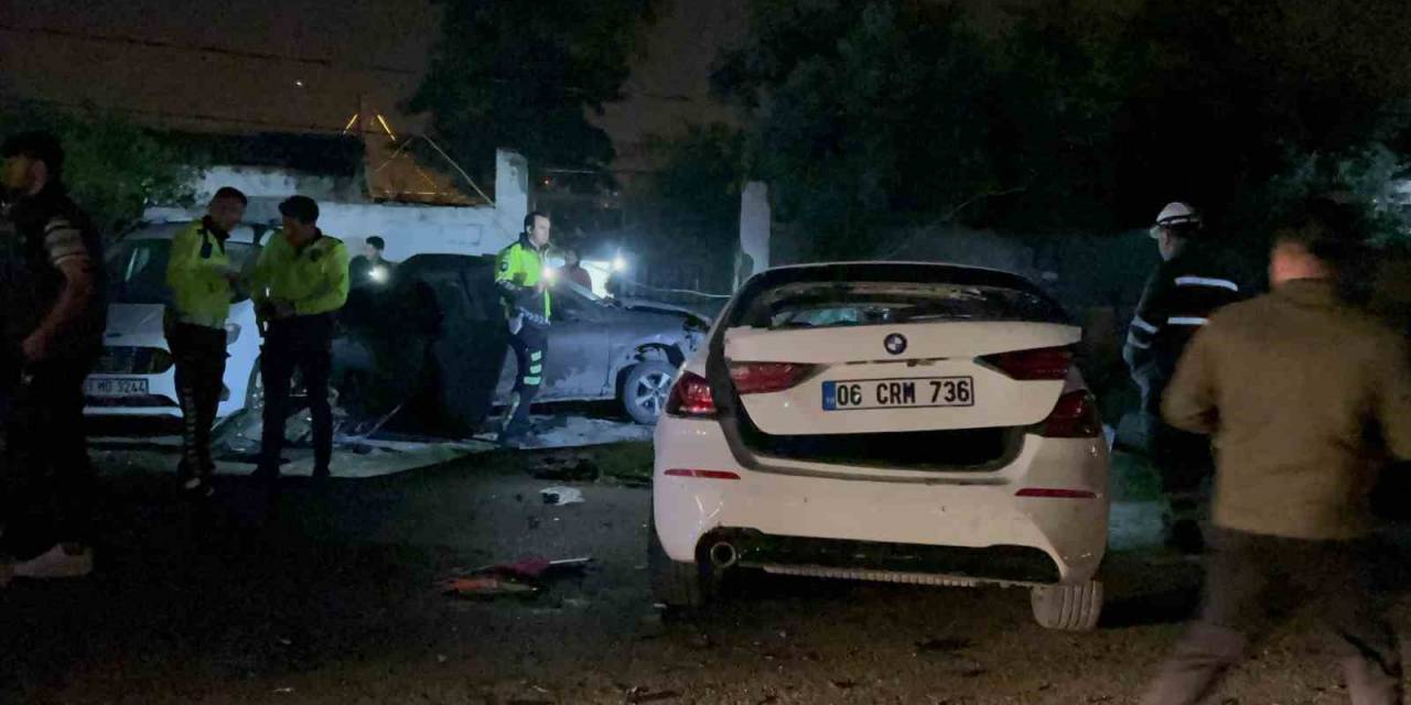 Park Halindeki 2 Araca Çarpan Sürücü Aracı Bırakarak Kayıplara Karıştı