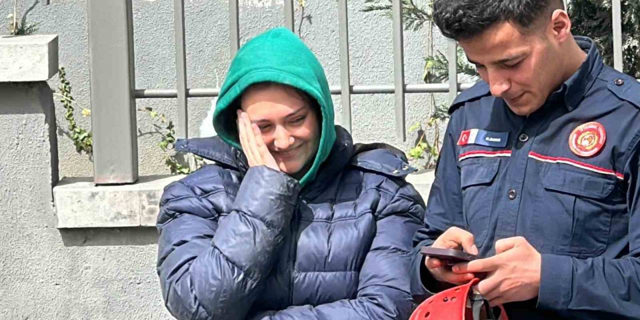 İstanbul’da Balkonda Genç Kızı Kurtarma Operasyonu: Sigara İçerken Kilitli Kaldı, Kurtarılınca Kendi Haline Güldü