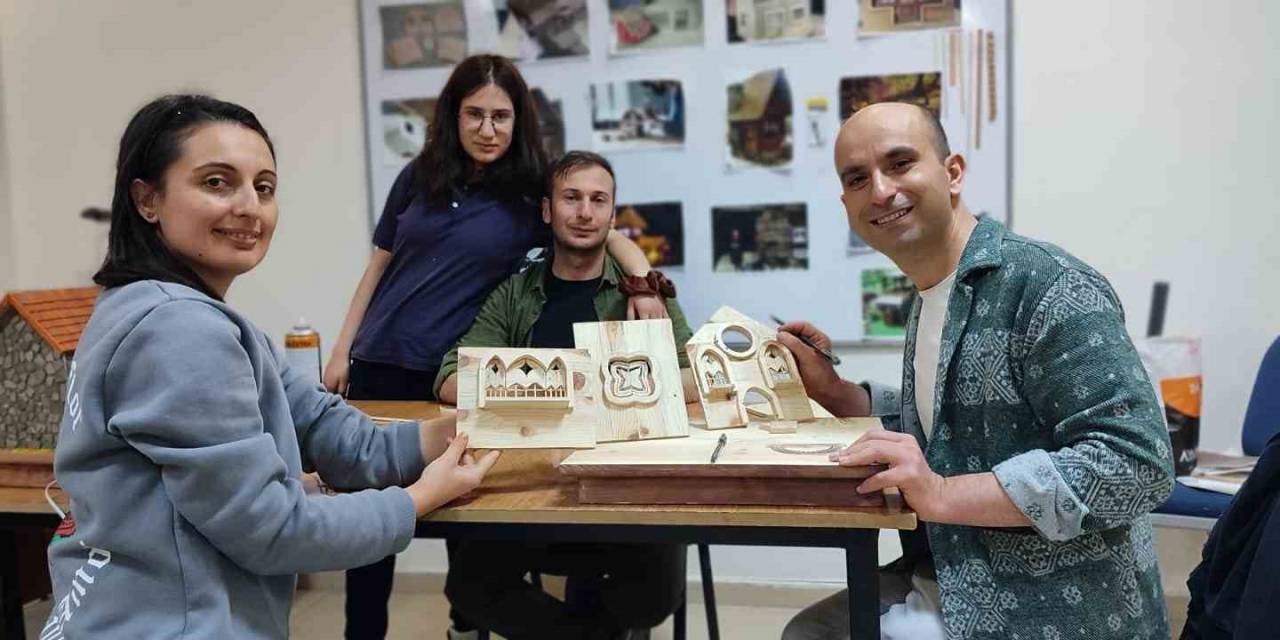 Doğadan Topladıkları Malzemelerle Maket Yapıyorlar