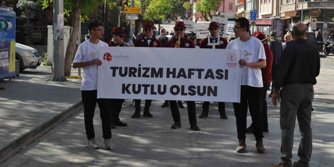 Turizm Haftası İçin Liseli Öğrencilerle Yürüyüş Düzenlendi