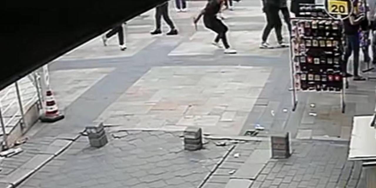 Bıçaklı Saldırgan Polisin Tek Hamlesiyle Etkisiz Hale Getirildi