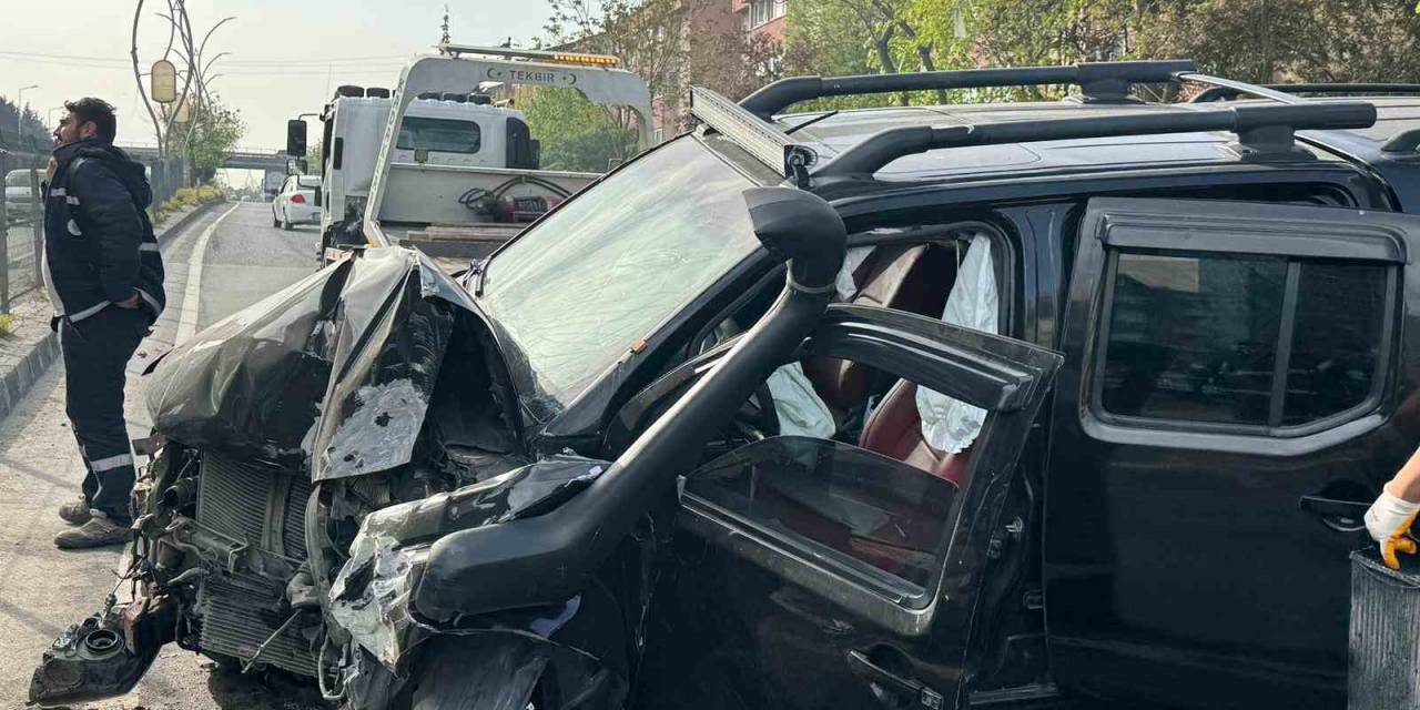 Üst Geçidin Direğine Çarpan Araç Hurdaya Döndü: 2 Yaralı