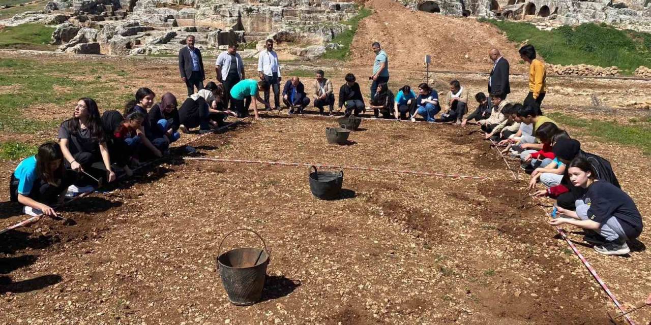 Öğrenciler Tarihi Alanda Kazı Çalışmalarına Katıldı