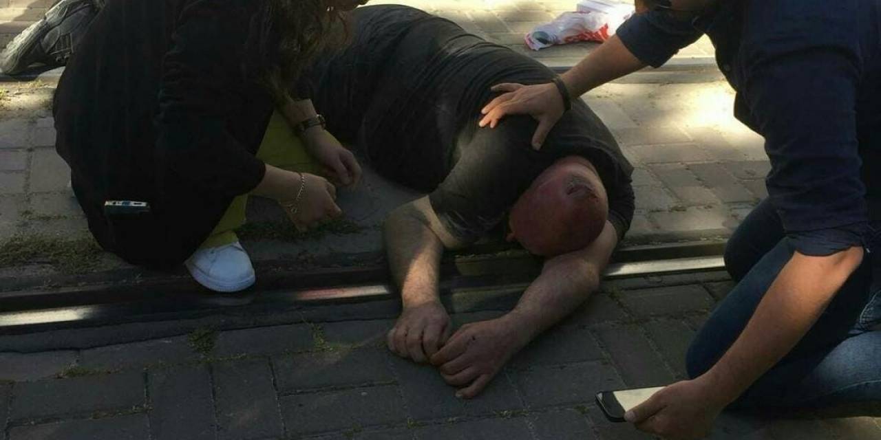 Tramvayın Çarptığı Polis Memuru Ağır Yaralandı