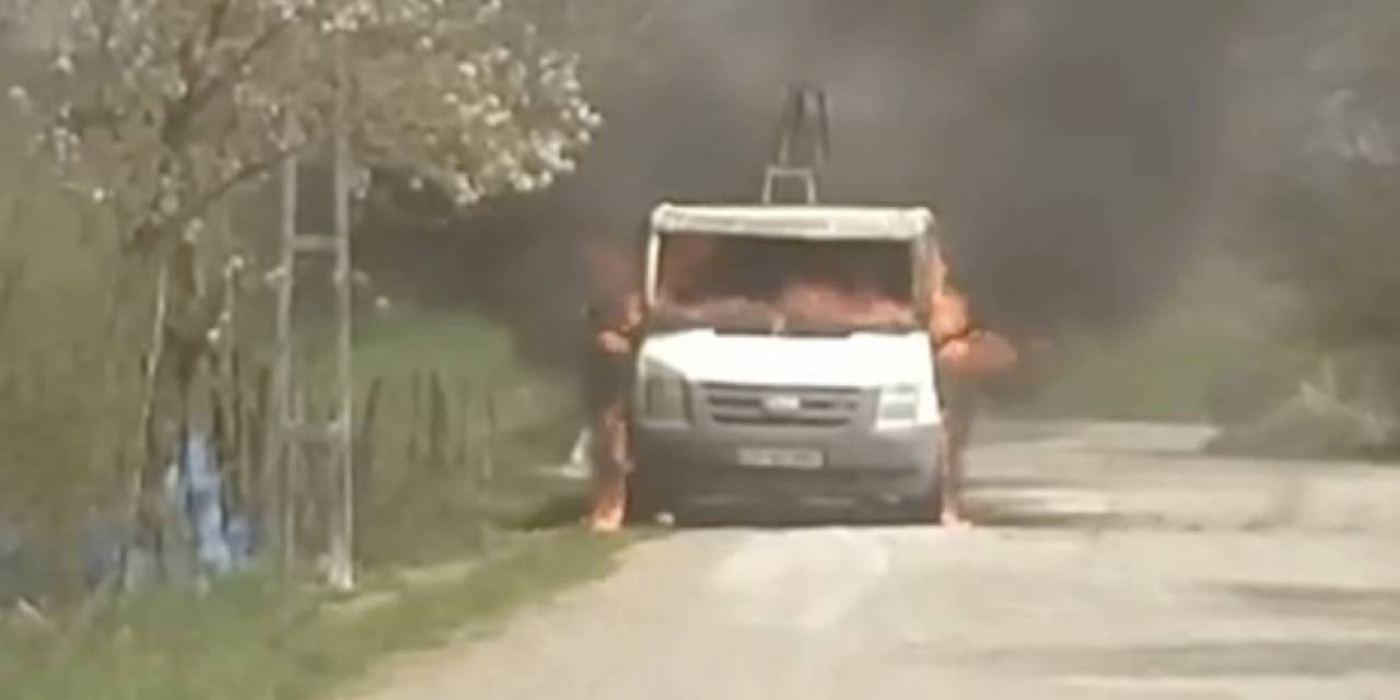 Park Halindeki Kamyonet Alev Alev Yandı