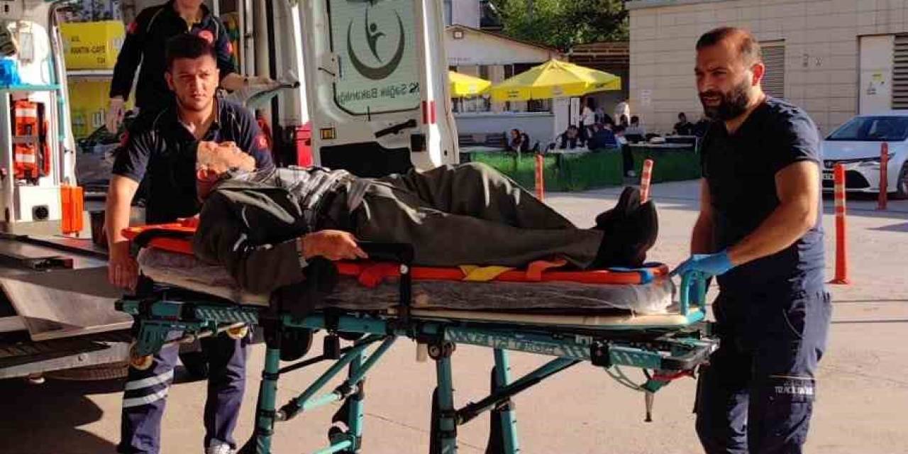 Otomobilin Çarptığı Yaşlı Adam Yaralandı