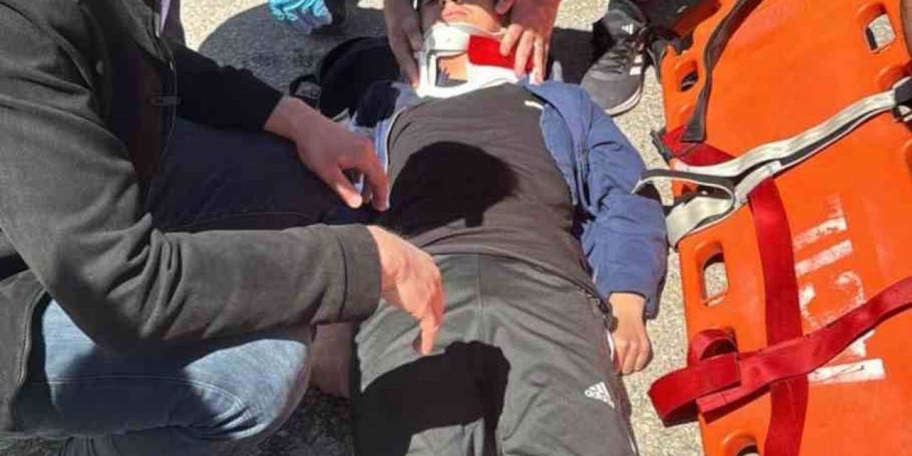 Otomobil Yaya Geçidinde Çocuğa Çarptı