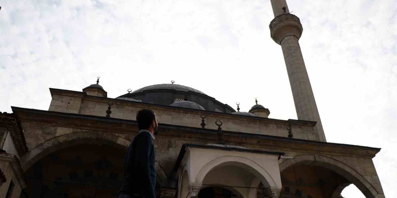 Asırlara Meydan Okuyan Cami Hem Minaresinin Eğikliği Hem De Fevkani Tarzıyla Dikkat Çekiyor