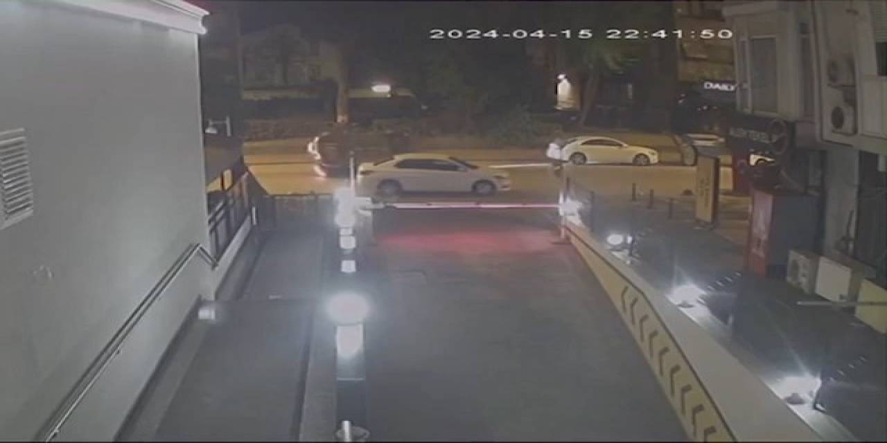 Kadıköy’de Direksiyon Hakimiyetini Kaybeden Sürücü Park Halindeki Araca Çarptı: 1 Yaralı