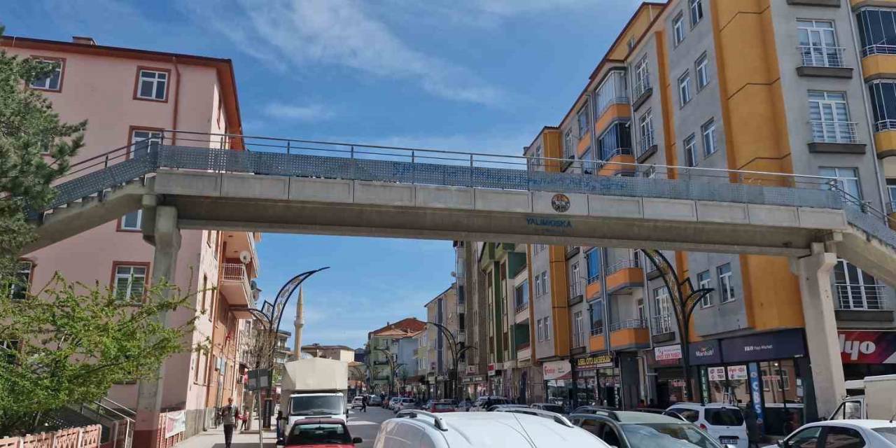 14 Yaşındaki Genç Kız Üst Geçitten Atladı