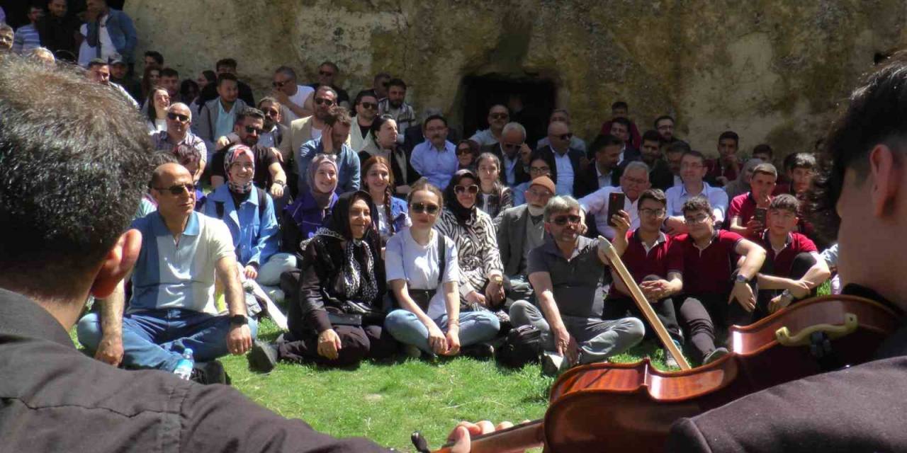 Vali Çiçek Ve Başkan Büyükkılıç Turizmcilerle Şarkı Söyledi