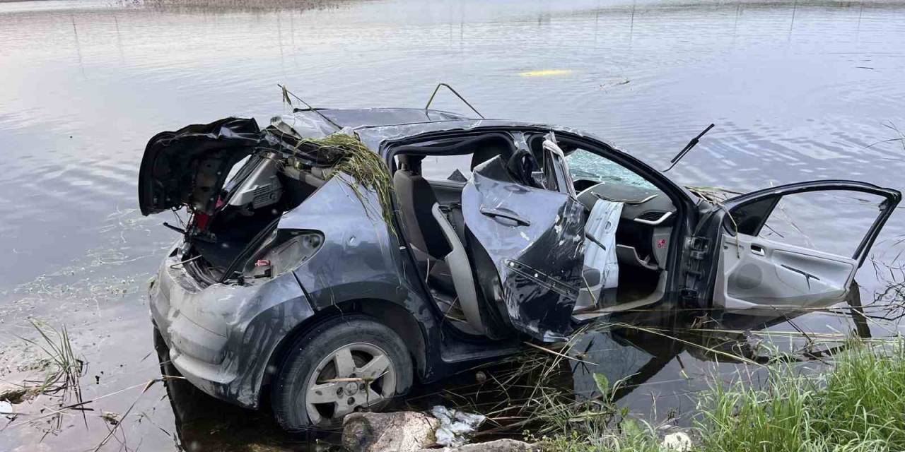 Büyükçekmece’de Otomobil Göle Uçtu, Sürücü Hayatını Kaybetti