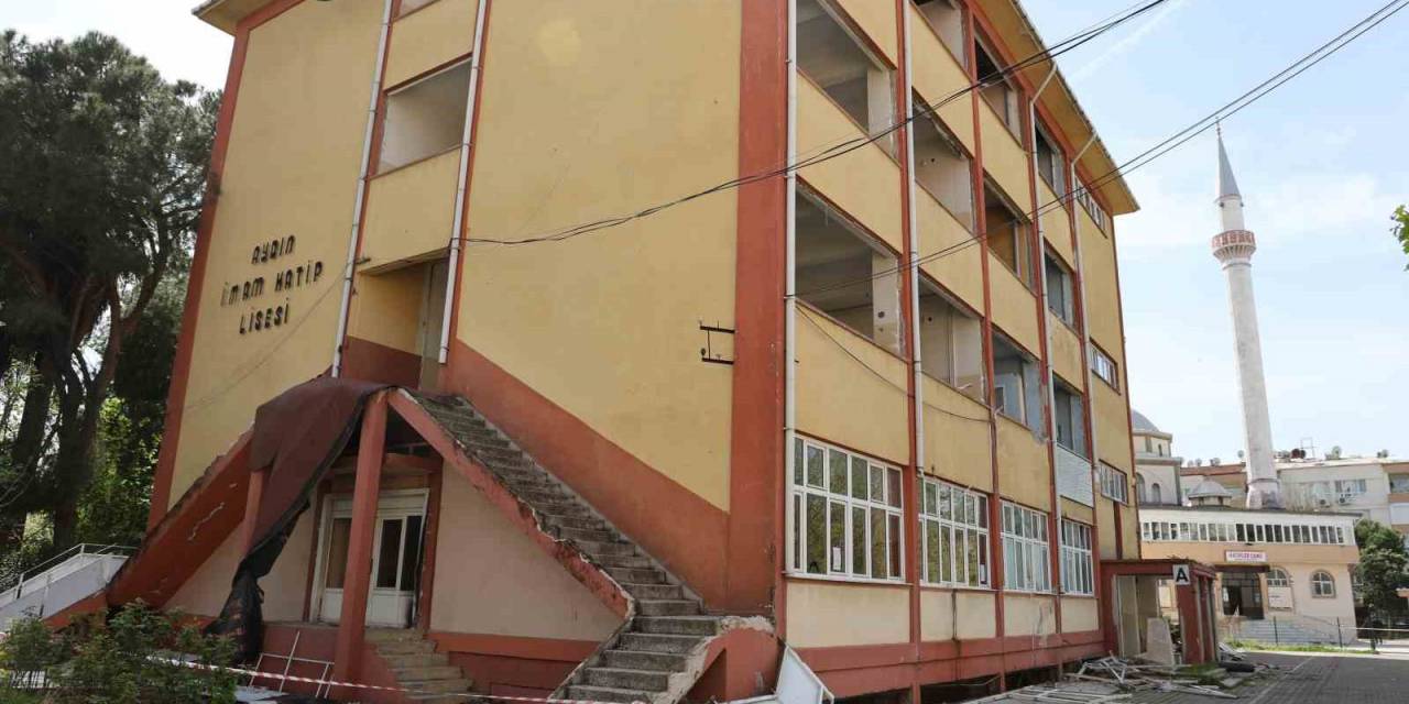 Aydın’ın Sembol Okulunda Yıkım Çalışmalarına Başlandı