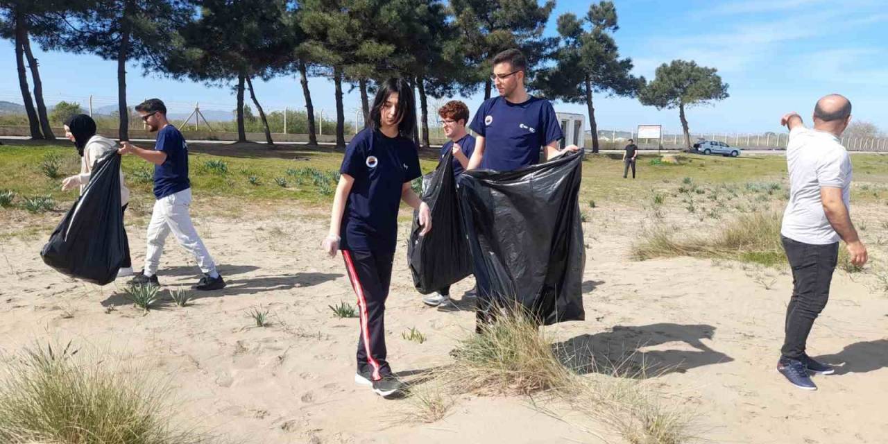 Sinop’ta Öğrenciler Sahil Temizliği Yaptı