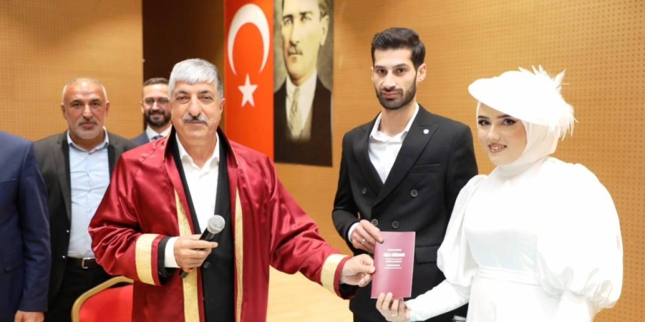 İlk Nikahını Kıydı, Cüzdanı Geline Verdi